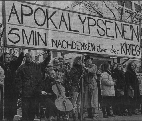 Willi Hoss (mit Hut) bei einer Protestveranstaltung gegen den Golfkrieg von 1991 Foto: Martin Storz/Graffiti